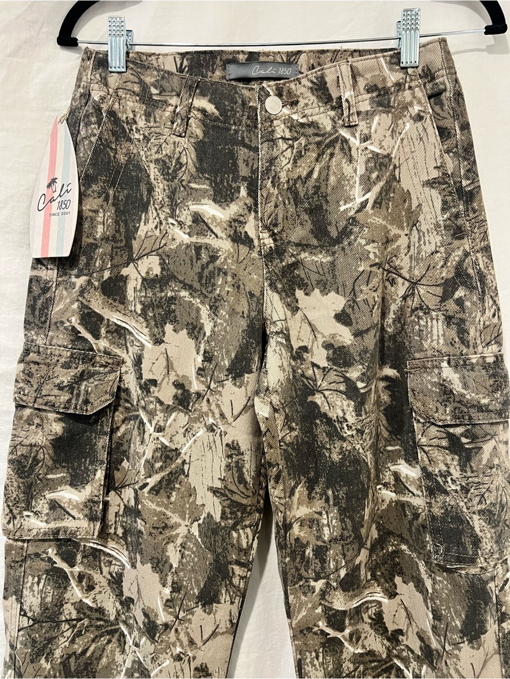 Cali 1850 women’s Camo Cargo Utility Pants Natural Tree Pattern - 27 mid-rise